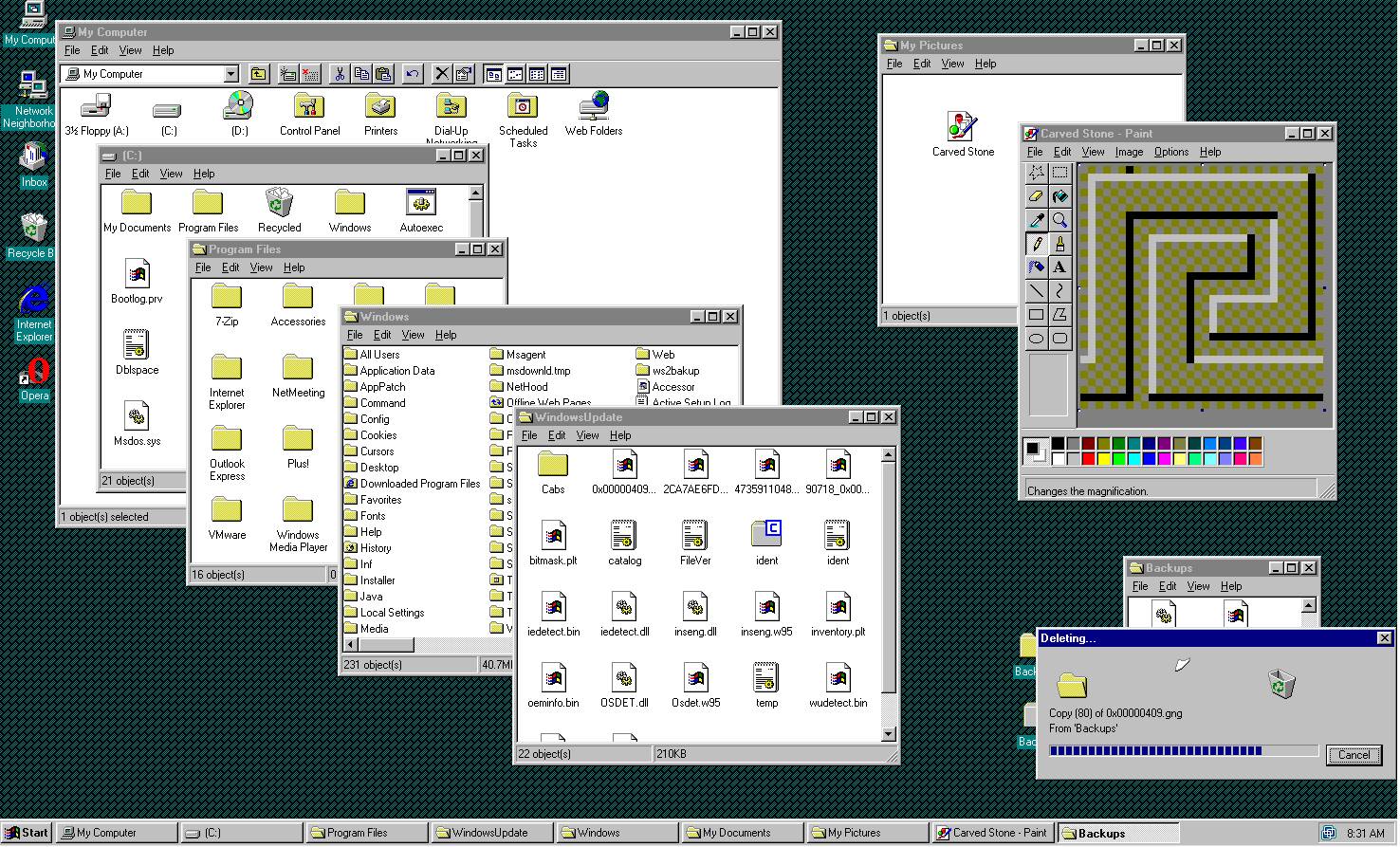 Okna eksploratora plików oraz programów ułożonych w kaskadę.